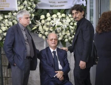 «Λύγισε» ο Δ. Γιαννακόπουλος στην κηδεία του πατέρα του: «Σας αγαπούσε τόσο πολύ - Εσείς του δίνατε δύναμη» (βίντεο)